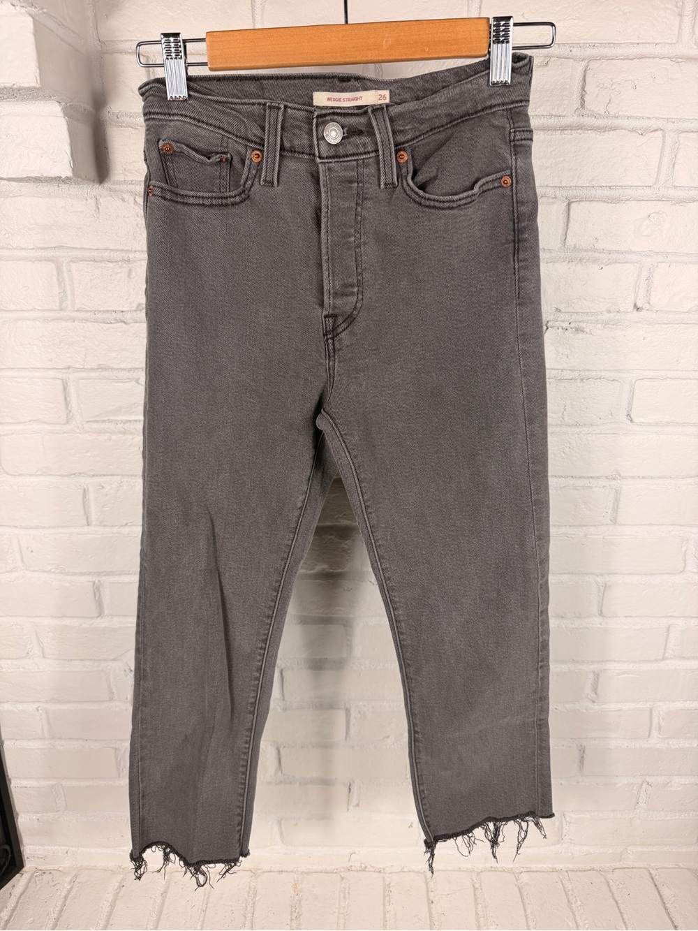 Levi’s Wedgie Straight Gray Raw Hem Cropped Jeans Size 26